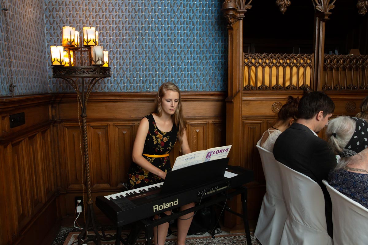 Junge Frau an Keyboard in Kapelle.