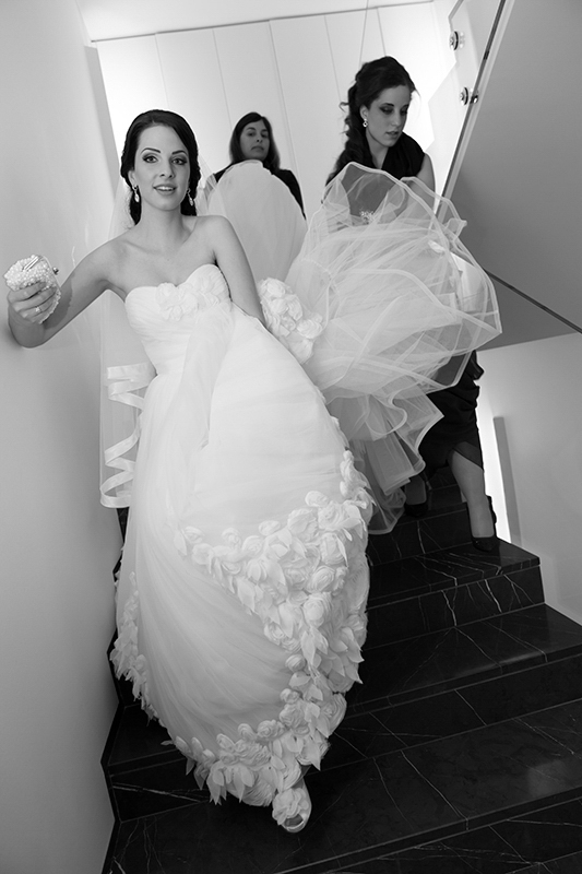 Braut kommt Treppe hinunter : Getting Ready : Hochzeitsfotograf Luzern 