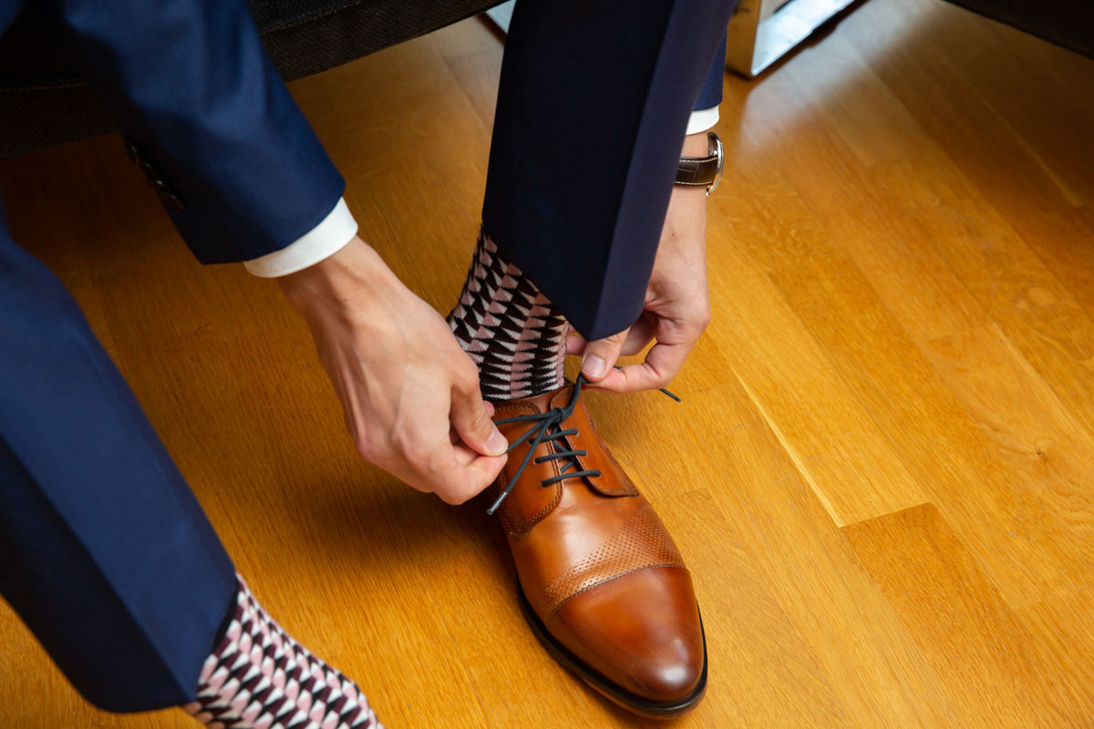 Hände binden Schuhe von Bräutigam : Getting Ready : Hochzeitsfotograf Luzern 